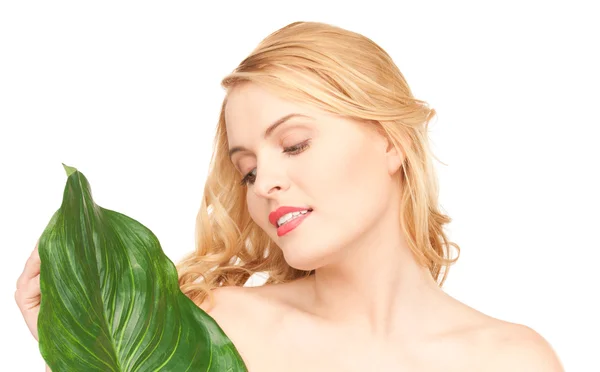 Yeşil yaprak üzerinde beyaz kadınla — Stok fotoğraf