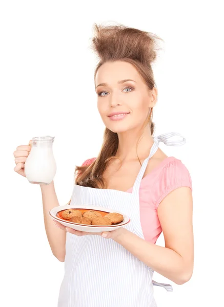Huisvrouw met melk en koekjes — Stok fotoğraf