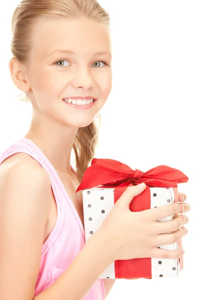 Fille heureuse avec boîte cadeau — Photo