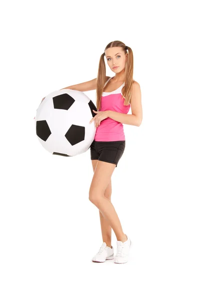 Schöne Frau mit großem Fußball — Stockfoto