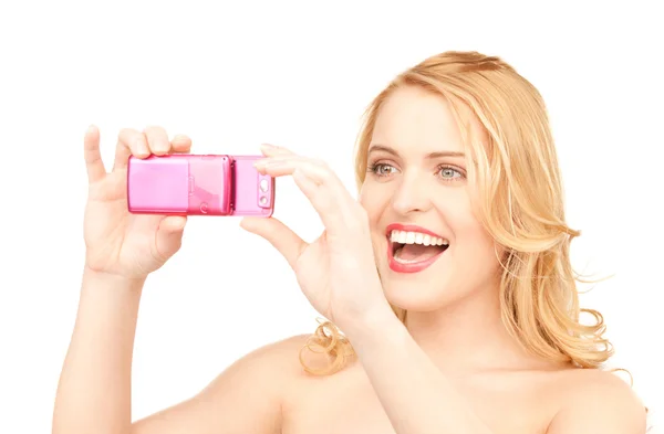 Счастливая женщина с помощью камеры телефона — стоковое фото