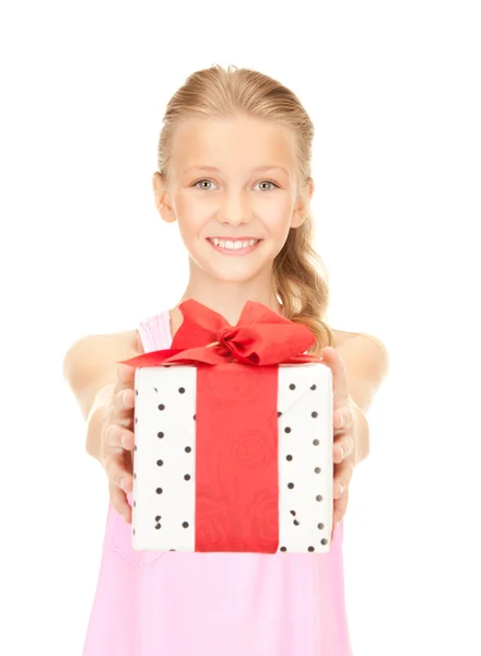 Šťastná dívka s darem box — Stock fotografie