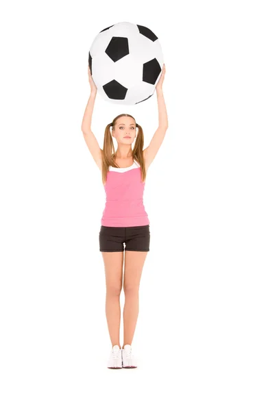 Büyük futbol topu ile güzel kadın — Stok fotoğraf