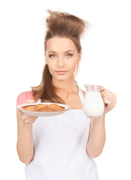 Femme au foyer avec lait et biscuits — Photo