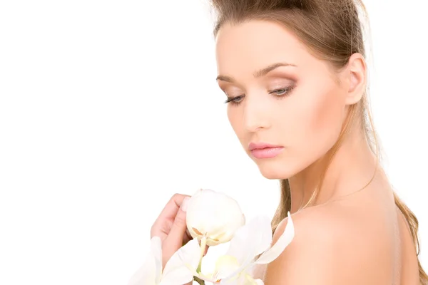 Piękna kobieta z biały kwiat — Zdjęcie stockowe