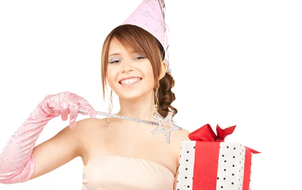 Дівчина-підліток вечірка з чарівною паличкою та подарунковою коробкою — стокове фото