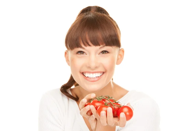 Kadın olgun domates ile — Stok fotoğraf