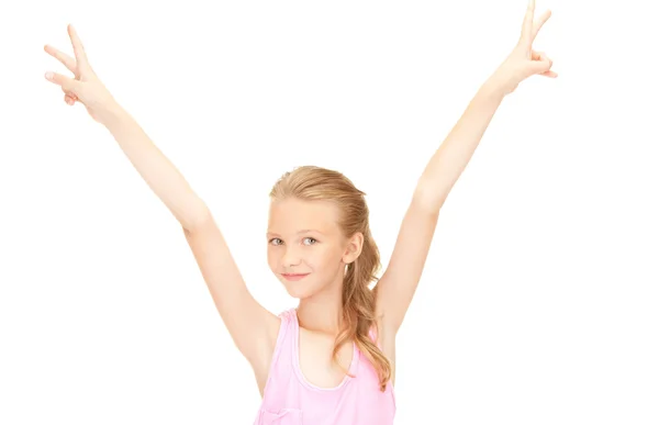 Linda menina mostrando sinal de vitória — Fotografia de Stock