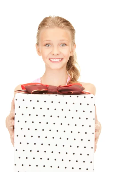 Menina feliz com caixa de presente — Fotografia de Stock