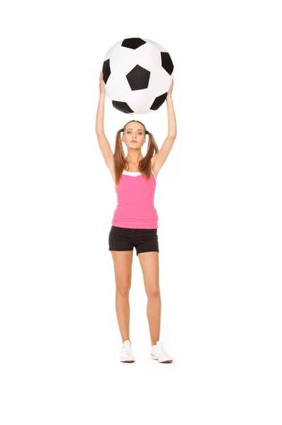Прекрасная женщина с большим футбольным мячом — стоковое фото