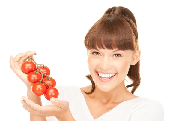 Kobieta z dojrzałych pomidorów — Zdjęcie stockowe