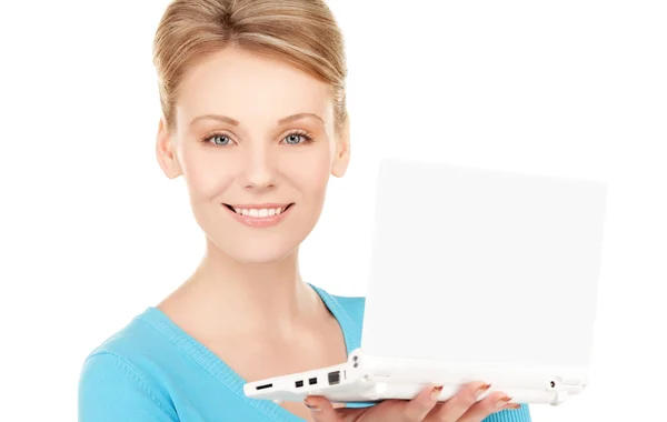Mujer feliz con ordenador portátil —  Fotos de Stock