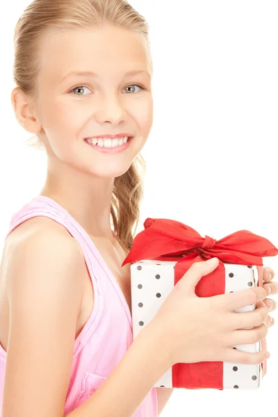 ギフト用の箱との幸せな女の子 — ストック写真
