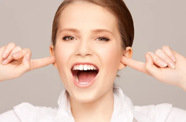 Mujer con dedos en las orejas — Foto de Stock