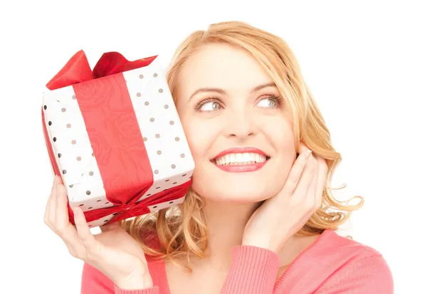 Boldog nő ajándékdobozzal — Stock Fotó