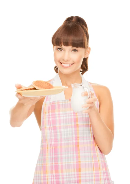 Dona de casa com leite e biscoitos — Fotografia de Stock