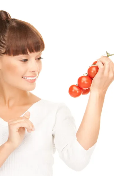 Kvinna med mogna tomater — Stockfoto