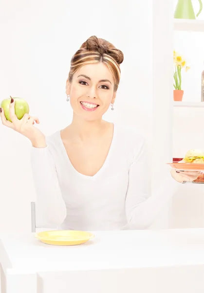Donna con mela verde e sandwich — Foto Stock