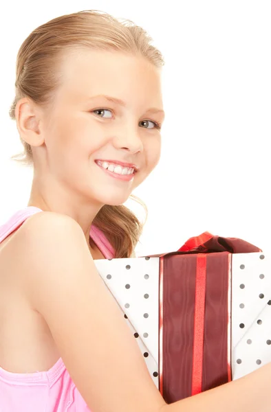 Счастливая девушка с коробкой подарков — стоковое фото