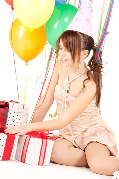 Partij meisje met ballonnen en doos van de gift — Stockfoto