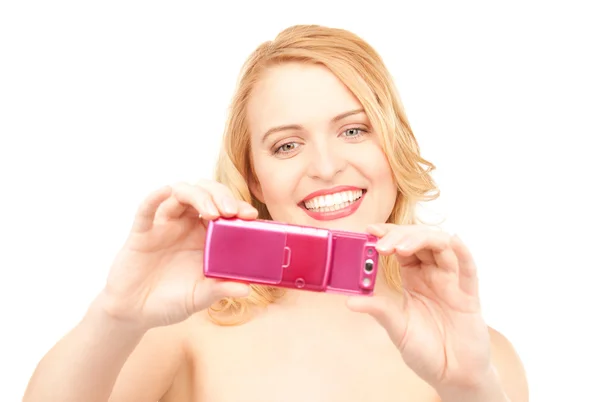 Mujer feliz usando la cámara del teléfono — Foto de Stock