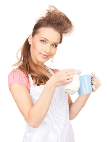 Huisvrouw met melk en mok — Stockfoto