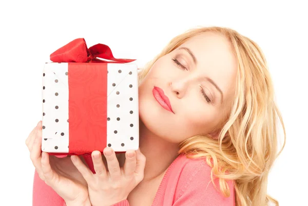 Щаслива жінка з подарунковою коробкою — стокове фото