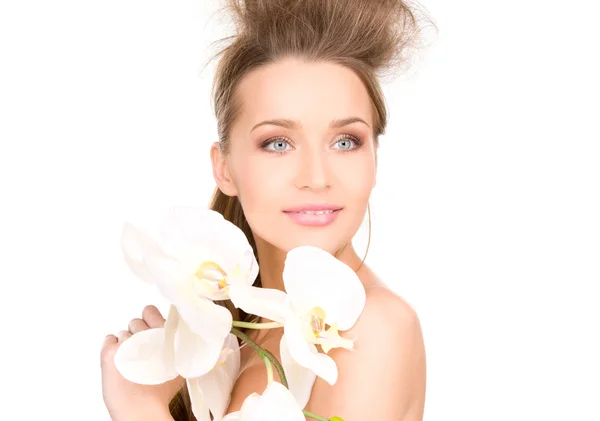 Красива жінка з білою квіткою — стокове фото
