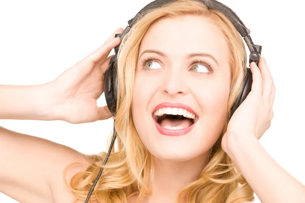 Femme heureuse dans les écouteurs — Photo