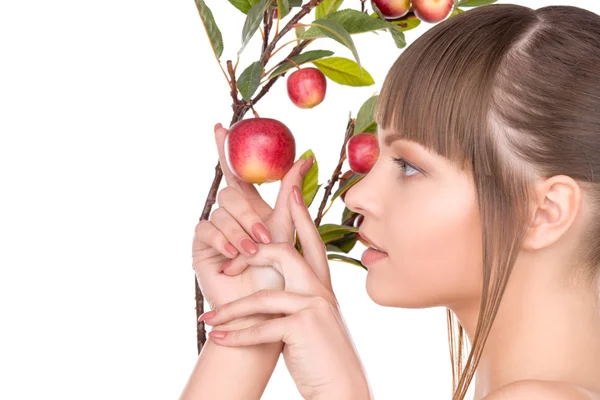 苹果树枝的可爱女人 — 图库照片