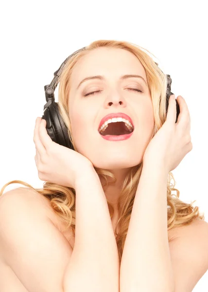 Glad kvinna i hörlurar — Stockfoto