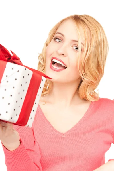 Lycklig kvinna med presentförpackning — Stockfoto