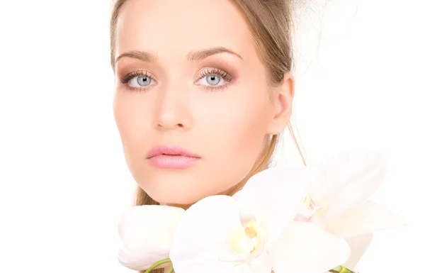 Hermosa mujer con flor blanca — Foto de Stock