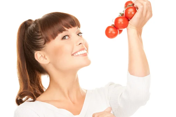 Kadın olgun domates ile — Stok fotoğraf