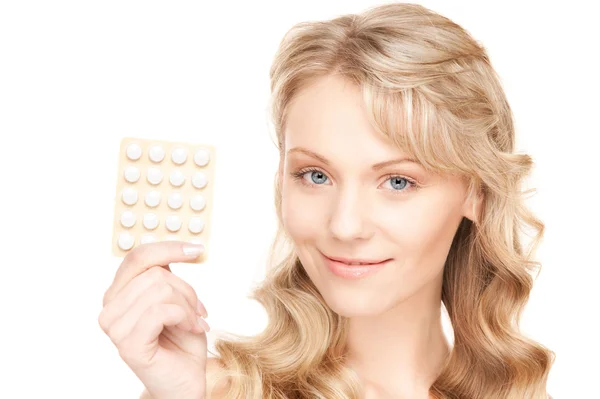 Mladá žena s pilulkami — Stock fotografie