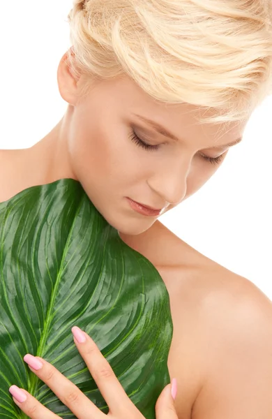 Donna con foglia verde — Foto Stock
