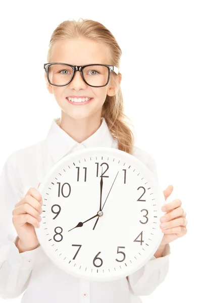 Flicka som håller stor klocka — Stockfoto