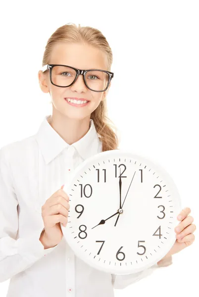 Dívka drží velké hodiny — Stock fotografie