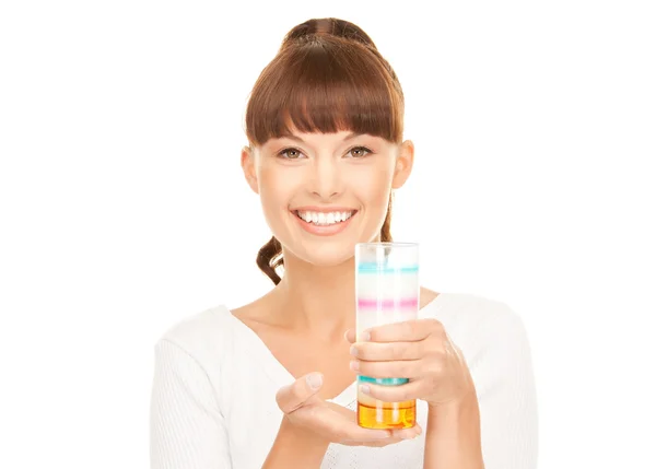 Härlig kvinna med glas mjölk — Stockfoto