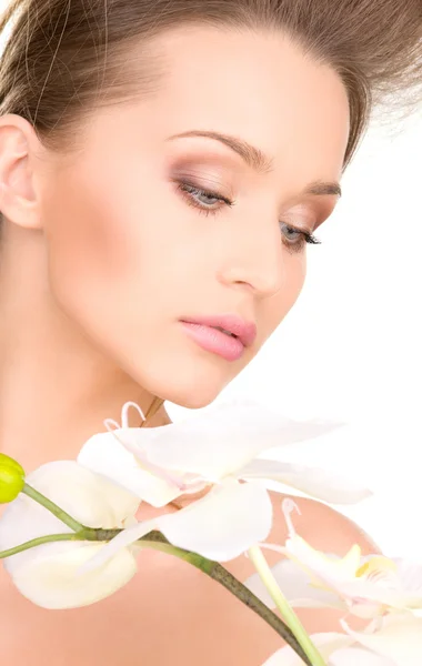 Mulher bonita com flor branca — Fotografia de Stock