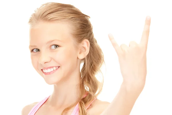 Fröhliches Mädchen zeigt Teufelshörner-Geste — Stockfoto