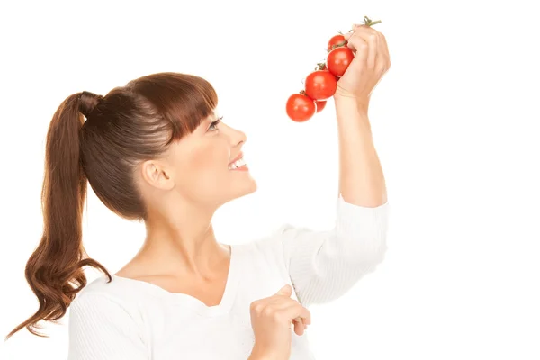 Женщина с спелыми помидорами — стоковое фото