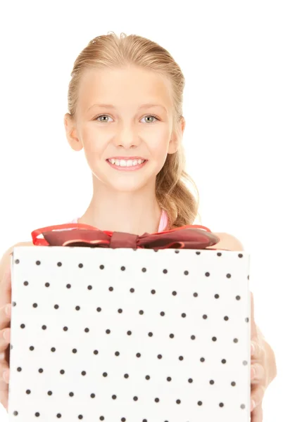 Menina feliz com caixa de presente — Fotografia de Stock