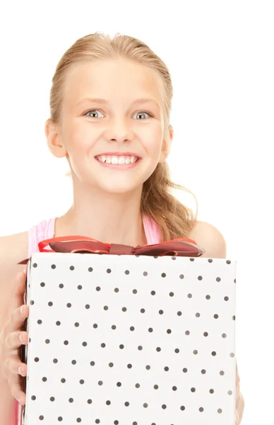 Glückliches Mädchen mit Geschenkbox — Stockfoto