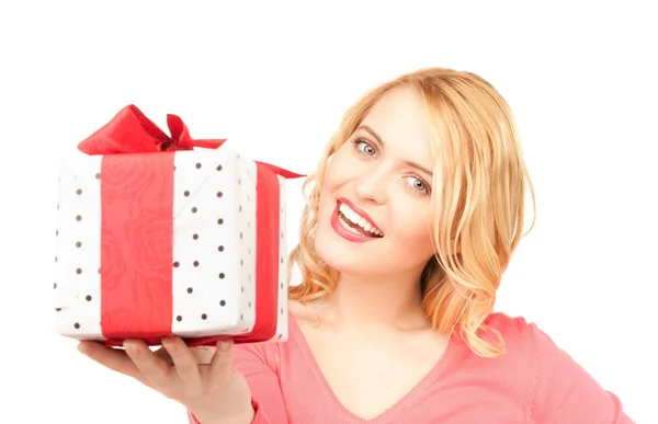 Donna felice con confezione regalo — Foto Stock