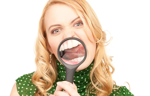 Γυναίκα με μεγεθυντικό φακό δείχνει τα δόντια — Φωτογραφία Αρχείου