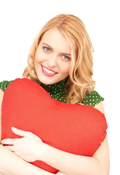 Mulher com travesseiro em forma de coração vermelho — Fotografia de Stock