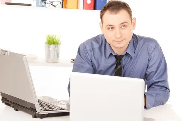 Homme d'affaires avec ordinateur portable au bureau — Photo
