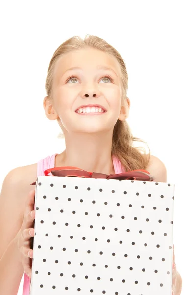 快乐的女孩与礼品盒 — 图库照片