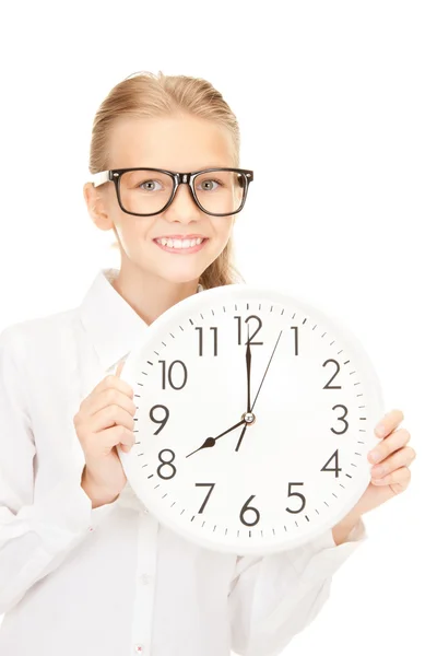 Dziewczyna trzyma duży zegar — Zdjęcie stockowe